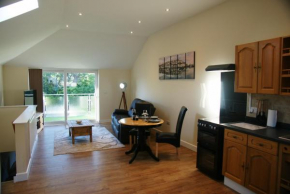 Modern Self-Contained Annex 10 min walk to beach